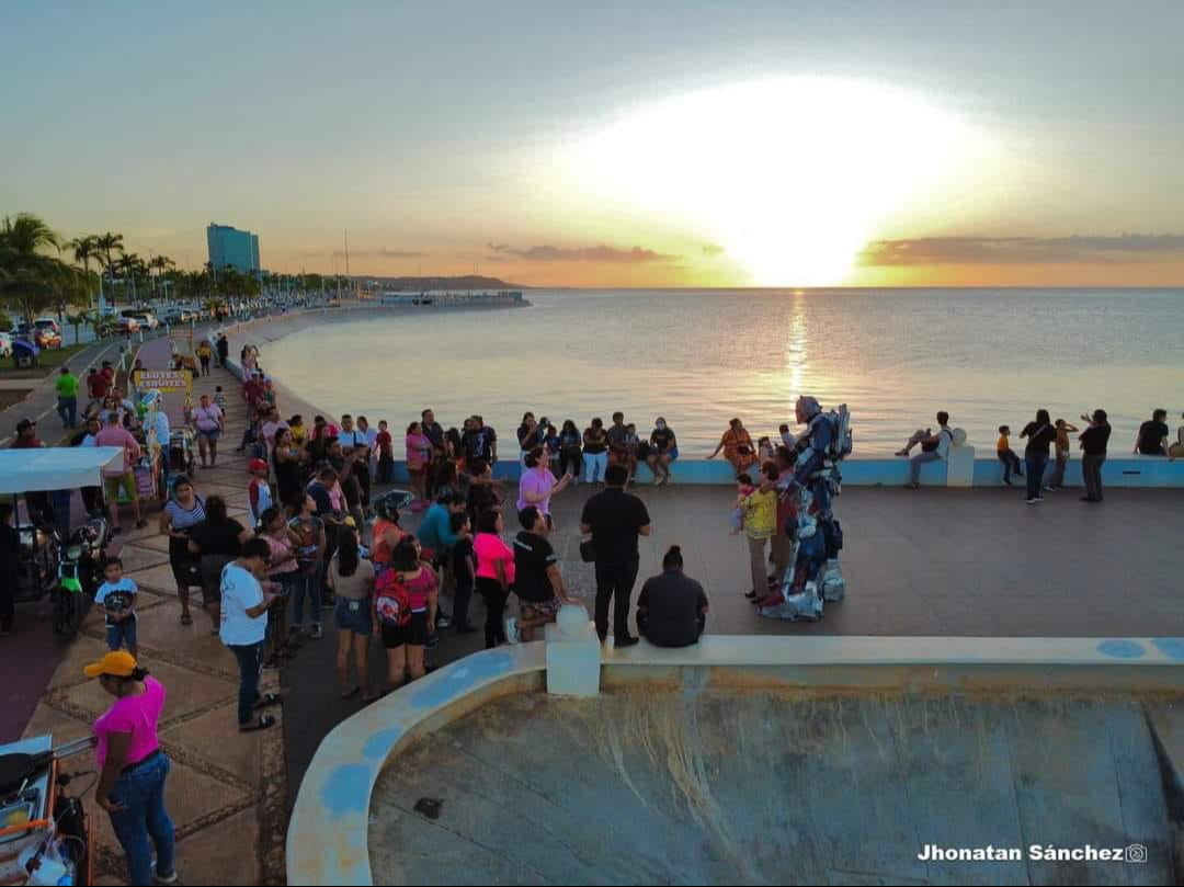 La visita a Campeche fue bien recibida por los locales, quienes disfrutaron de su presencia y carisma La visita a Campeche fue bien recibida por los locales, quienes disfrutaron de su presencia y carisma
