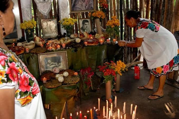 Las familias renuevan las ofrendas y encienden veladoras en los altares preparados para el Día de Muertos Las familias renuevan las ofrendas y encienden veladoras en los altares preparados para el Día de Muertos