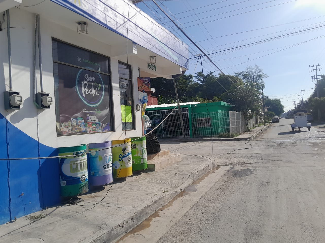Los vecinos advierten que estos cables representan un peligro para peatones y conductores Los vecinos advierten que estos cables representan un peligro para peatones y conductores