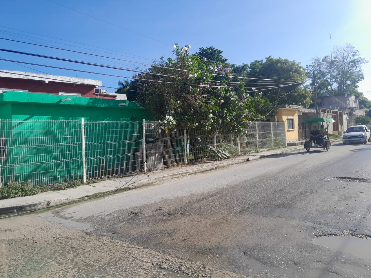 Los vecinos piden a Telmex que retire los cables antes de que ocurra un accidente Los vecinos piden a Telmex que retire los cables antes de que ocurra un accidente