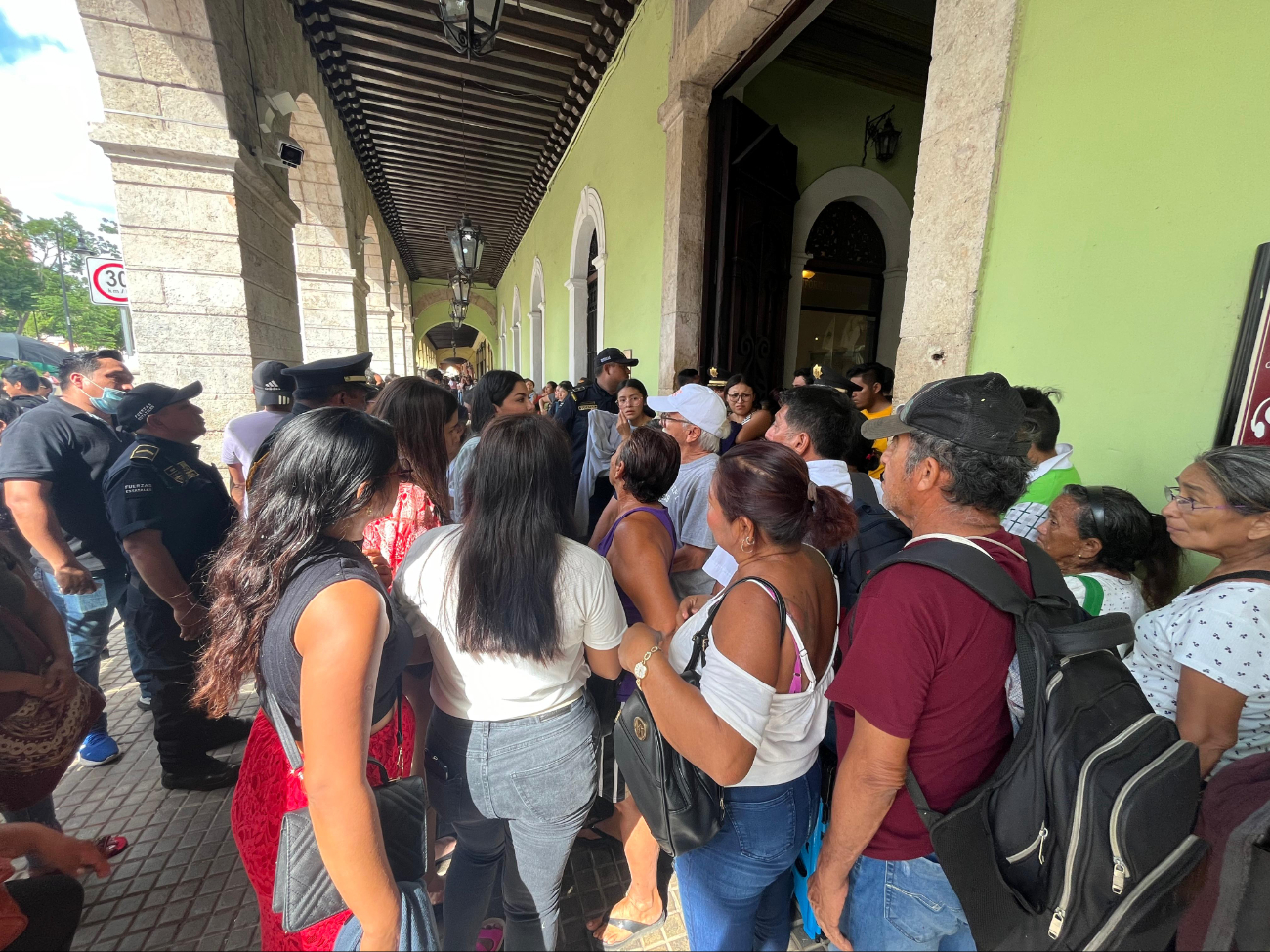 Algunos señalan que las personas buscan obtener boletos gratuitos para venderlos Algunos señalan que las personas buscan obtener boletos gratuitos para venderlos