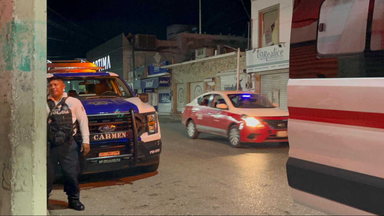 Vecinos de Ciudad del Carmen encuentran a hombre tirado en la calle y ensangrentado