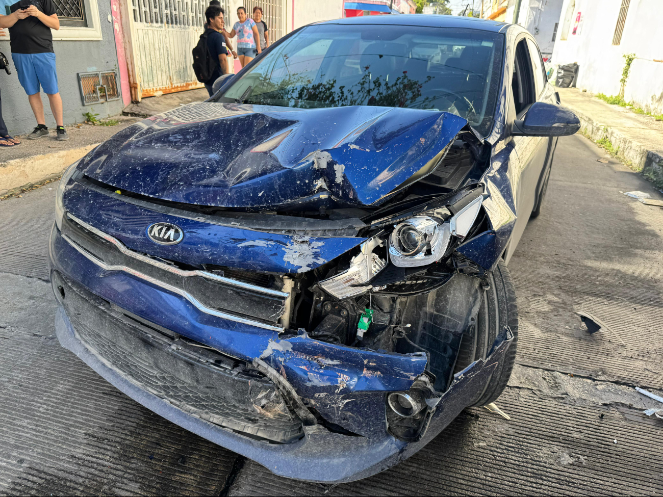 El accidente ocurrió en el cruce de la calle 30 con 29, involucrando a un automóvil Kia Rio azul El accidente ocurrió en el cruce de la calle 30 con 29, involucrando a un automóvil Kia Rio azul