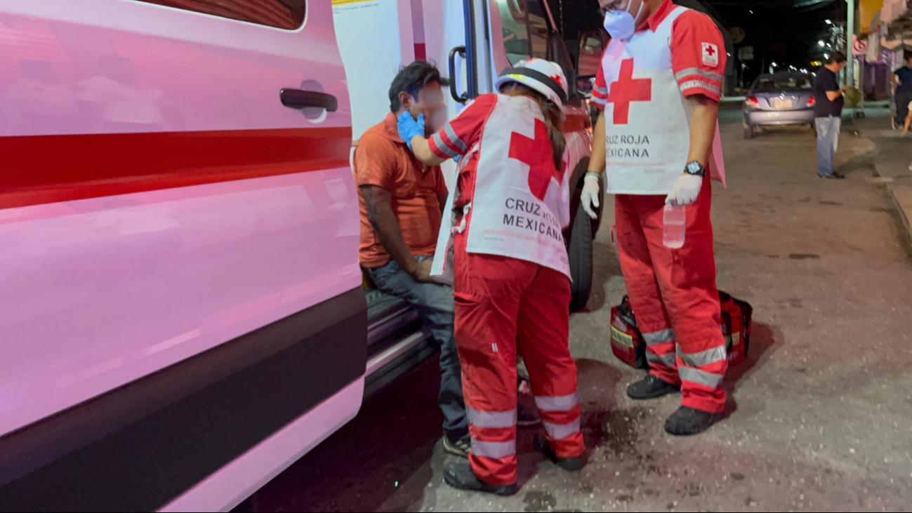 El hombre, con pantalón de mezclilla y playera naranja, fue encontrado con una herida cortante en el labio superior El hombre, con pantalón de mezclilla y playera naranja, fue encontrado con una herida cortante en el labio superior