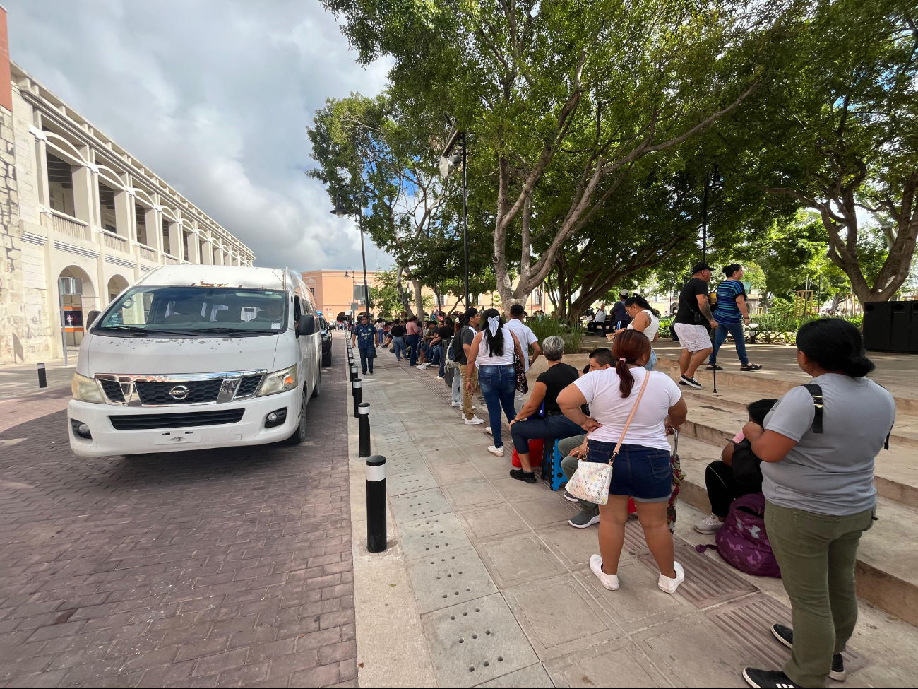 La fila da la vuelta a la Plaza Grande de Mérida La fila da la vuelta a la Plaza Grande de Mérida