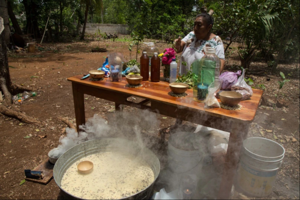 Los campesinos preparan ofrendas de alimentos cultivados en la milpa, como maíz, frijol y calabaza Los campesinos preparan ofrendas de alimentos cultivados en la milpa, como maíz, frijol y calabaza