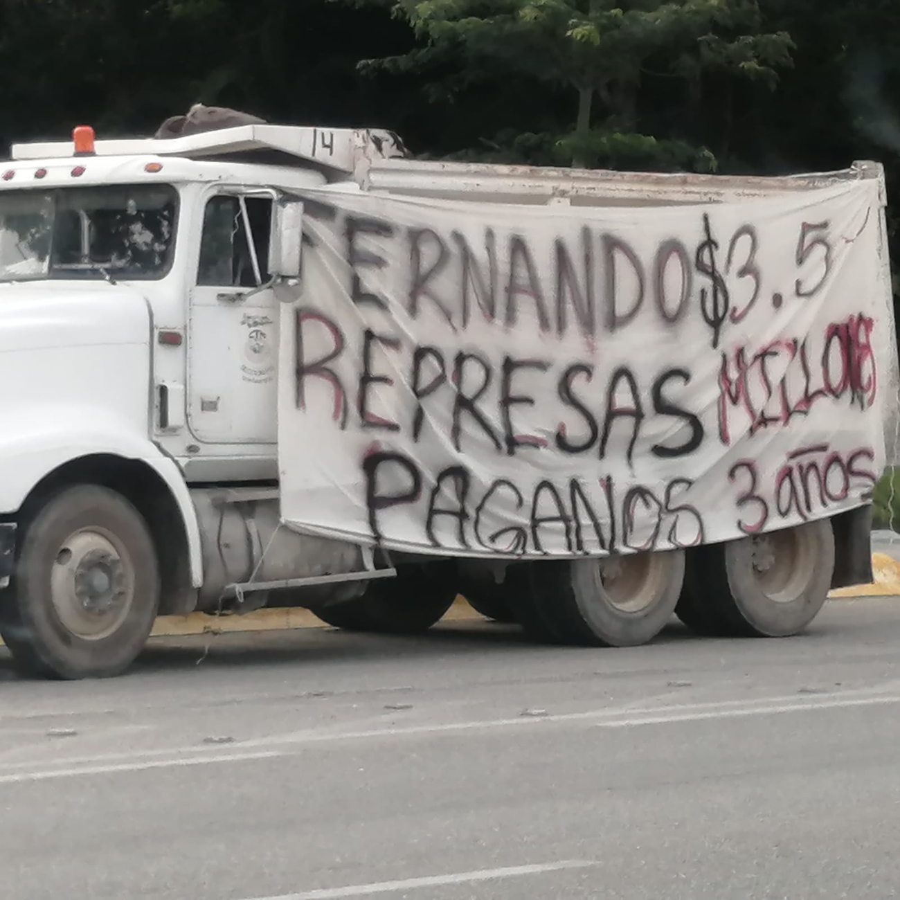 Los quejosos colgaron mantas en los volquetes