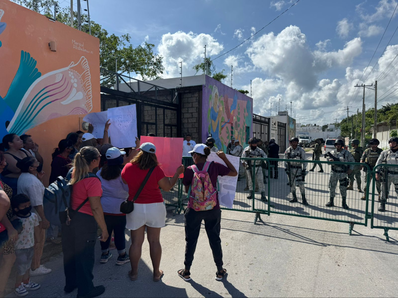 Con carteles se manifestaron exigiendo respuestas ante las acusaciones de extorsión a reclusos Con carteles se manifestaron exigiendo respuestas ante las acusaciones de extorsión a reclusos