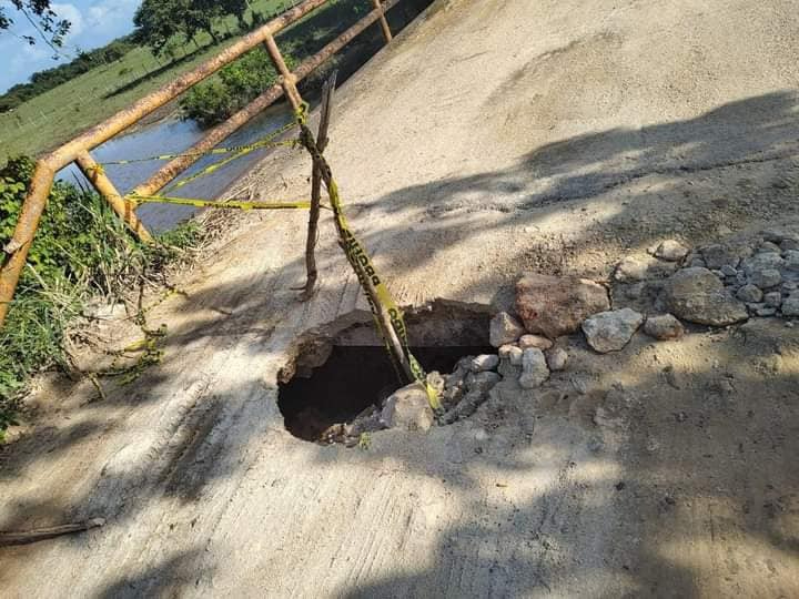 Durante la noche el peligro aumenta, ya que no son visibles los baches Durante la noche el peligro aumenta, ya que no son visibles los baches