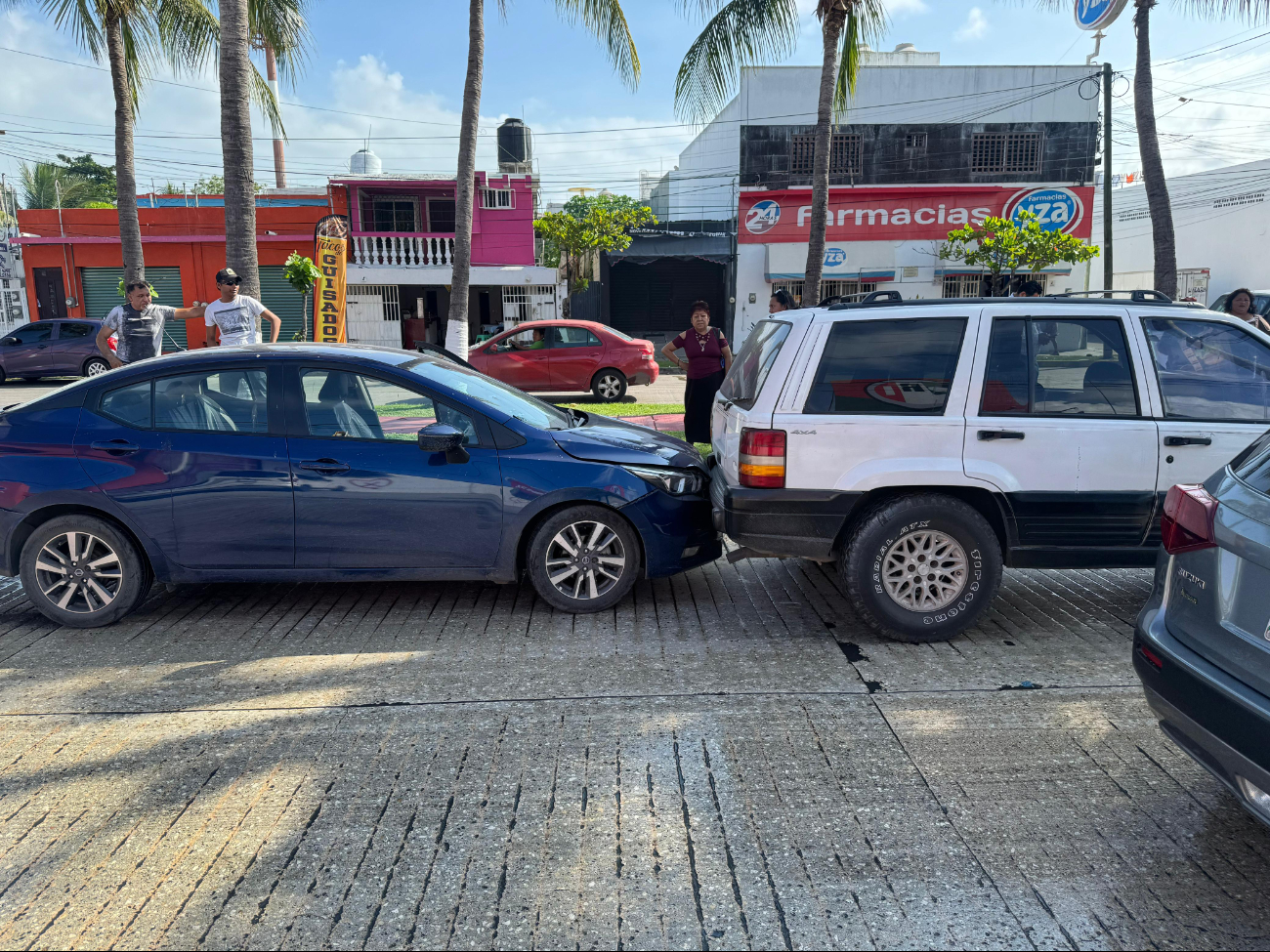 El Nissan azul fue chocado por una camioneta de redilas Nissan blanca debido al pavimento mojado y falta de precaución El Nissan azul fue chocado por una camioneta de redilas Nissan blanca debido al pavimento mojado y falta de precaución