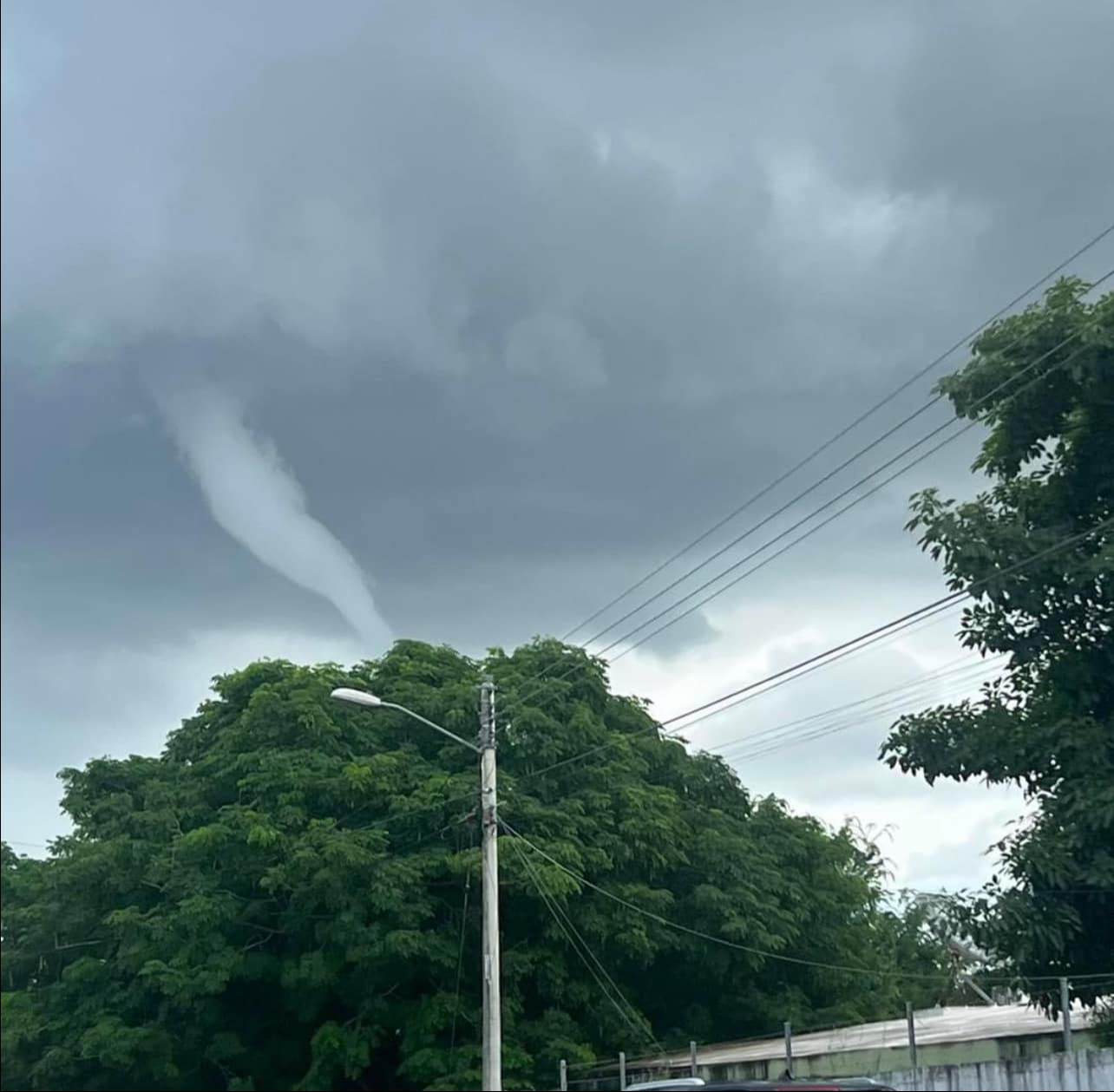 El supuesto torbellino se observó desde varios puntos de Mérida El supuesto torbellino se observó desde varios puntos de Mérida