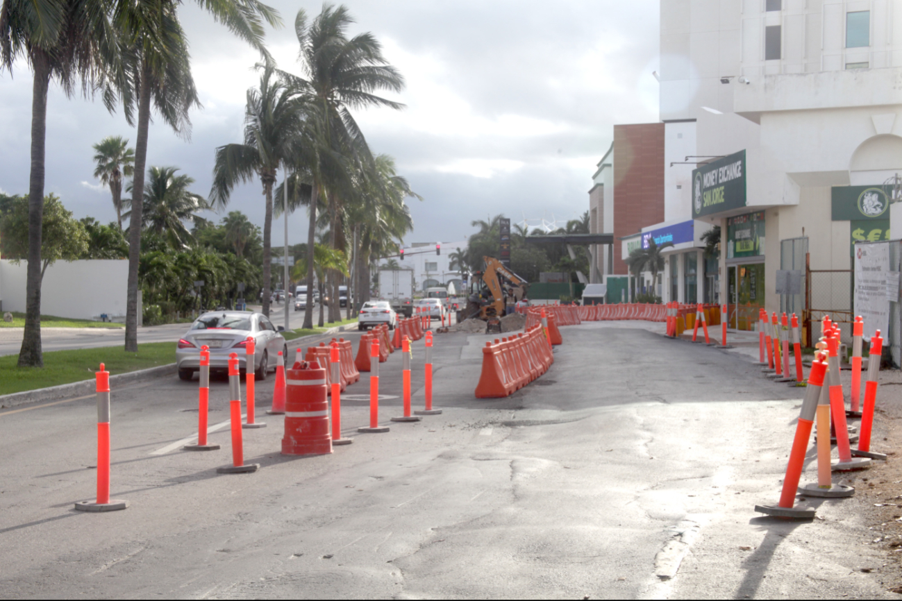 Foatroo inicia mantenimiento incompleto al boulevard Kukulcán de Cancún  