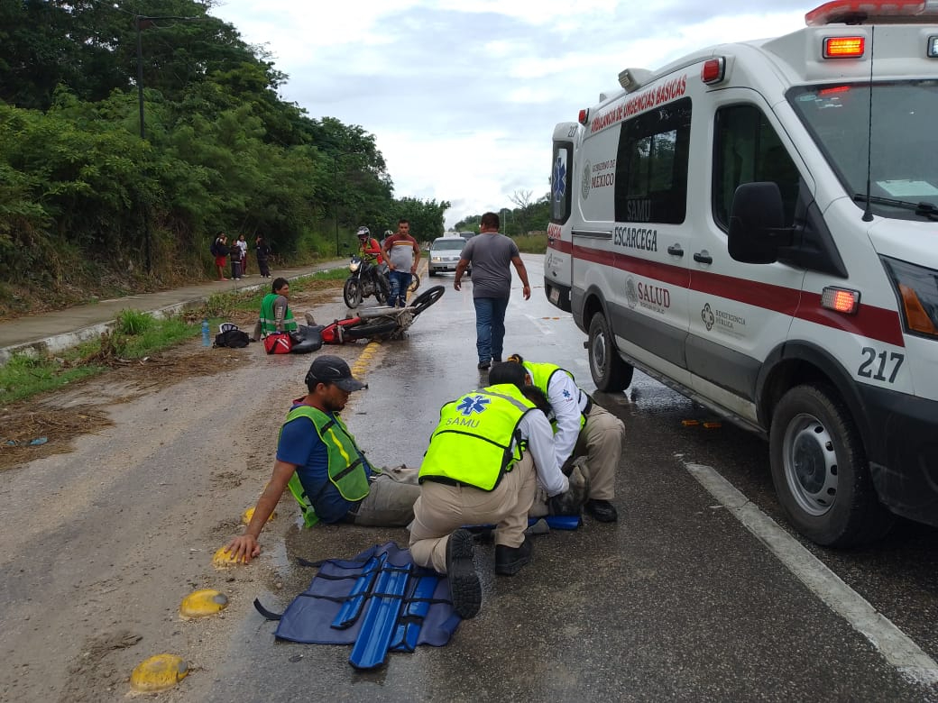 Motociclistas resultan lesionados al chocar contra camioneta que dio la vuelta en U Motociclistas resultan lesionados al chocar contra camioneta que dio la vuelta en U