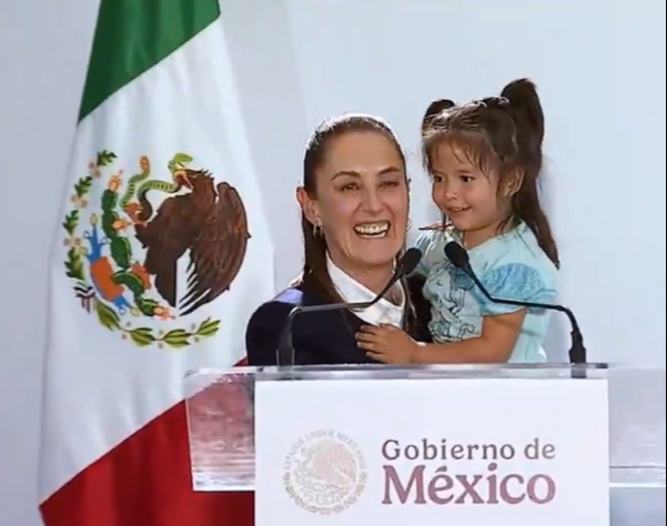 Niña interrumpe discurso de Claudia Sheinbaum y sube al templete. Niña interrumpe discurso de Claudia Sheinbaum y sube al templete.