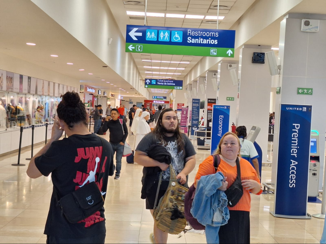 Pasajeros comenzaron a arribar en espera de sus vuelos Pasajeros comenzaron a arribar en espera de sus vuelos