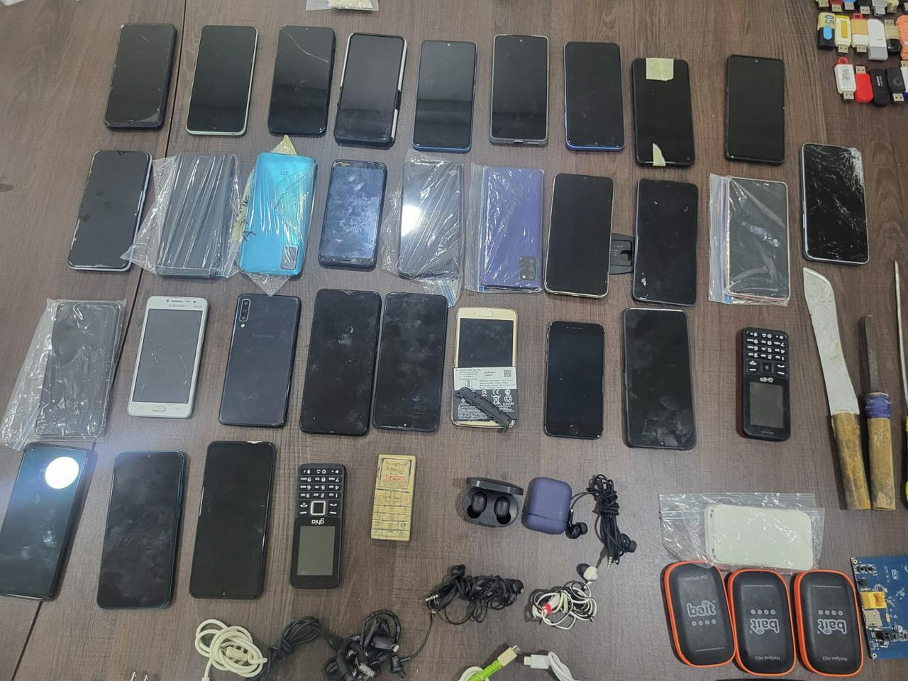 Se encontraron desde celulares, cargadores, armas blancas y USB Se encontraron desde celulares, cargadores, armas blancas y USB