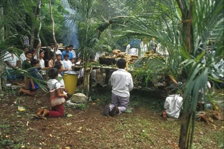 Se realizan invocaciones y ofrendas a las deidades de la lluvia y santos católicos Se realizan invocaciones y ofrendas a las deidades de la lluvia y santos católicos