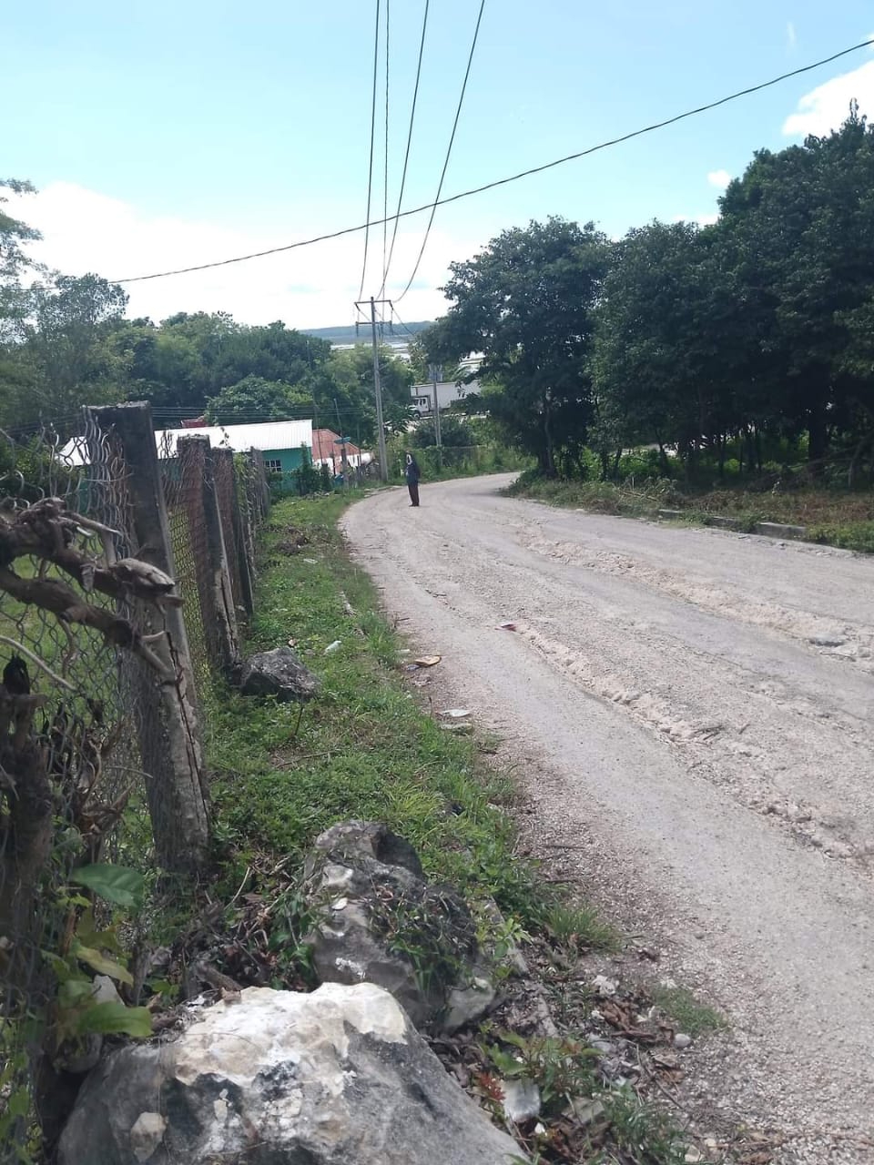 Un hombre sospechoso merodea cerca de la escuela primaria Benito Juárez en Centenario, Escárcega