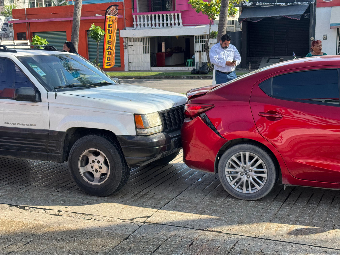 Un Mazda rojo con preferencia de paso fue colisionado por una camioneta Jeep blanca, que a su vez fue impactada por un Nissan azul Un Mazda rojo con preferencia de paso fue colisionado por una camioneta Jeep blanca, que a su vez fue impactada por un Nissan azul
