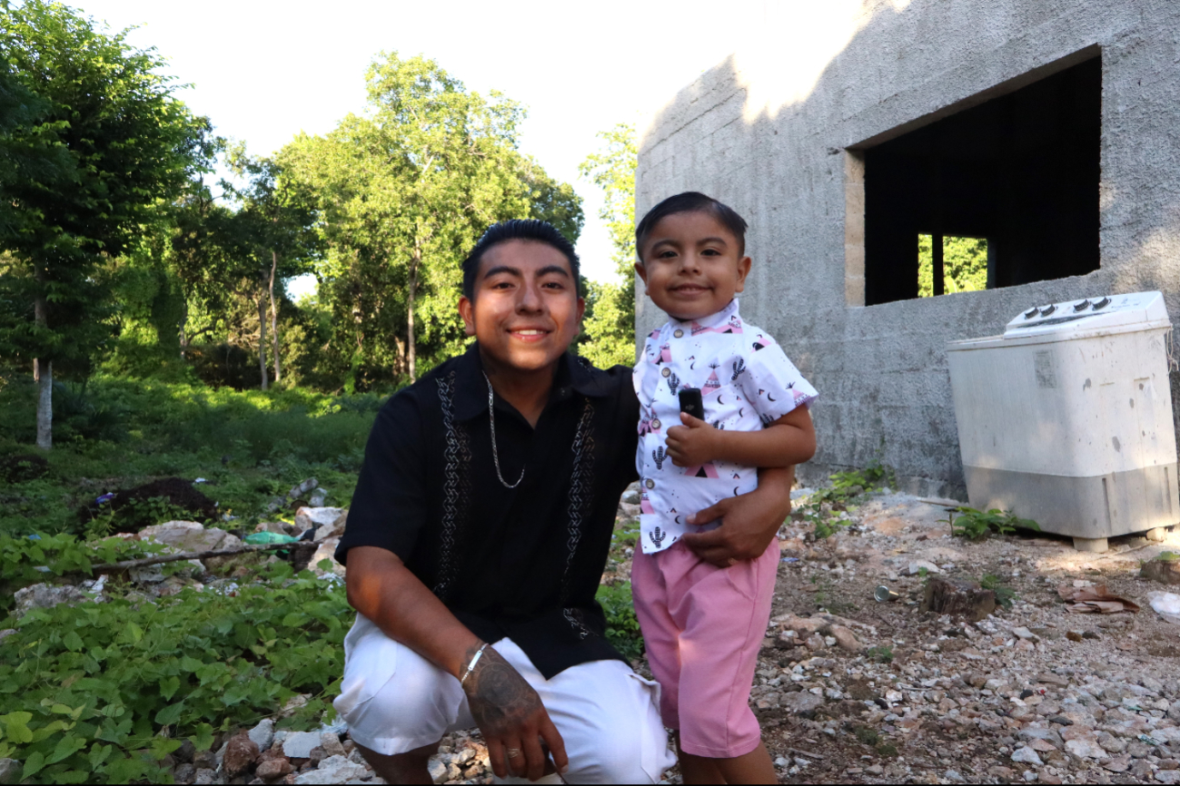 Carlos Martín, padre de Angelito, considera que los videos son una herramienta para promover la lengua maya Carlos Martín, padre de Angelito, considera que los videos son una herramienta para promover la lengua maya