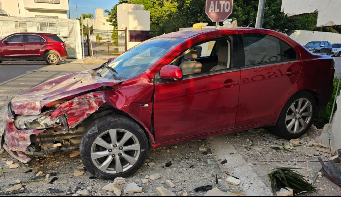 El accidente ocurrió la mañana de este sábado en la calle Alboradas con Narcisos de la Supermanzana 326. El accidente ocurrió la mañana de este sábado en la calle Alboradas con Narcisos de la Supermanzana 326.