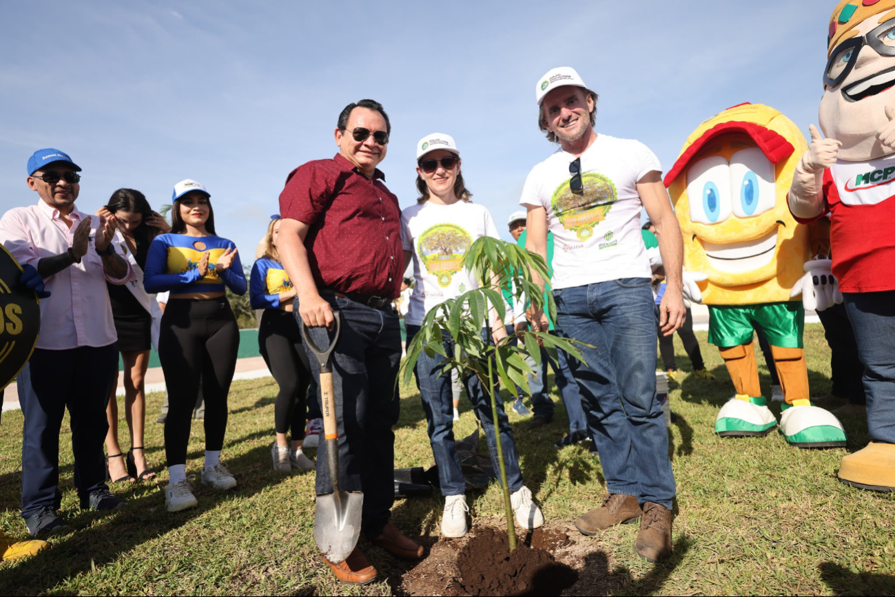 Gobernador Huacho Díaz Mena encabeza trabajos de reforestación Gobernador Huacho Díaz Mena encabeza trabajos de reforestación