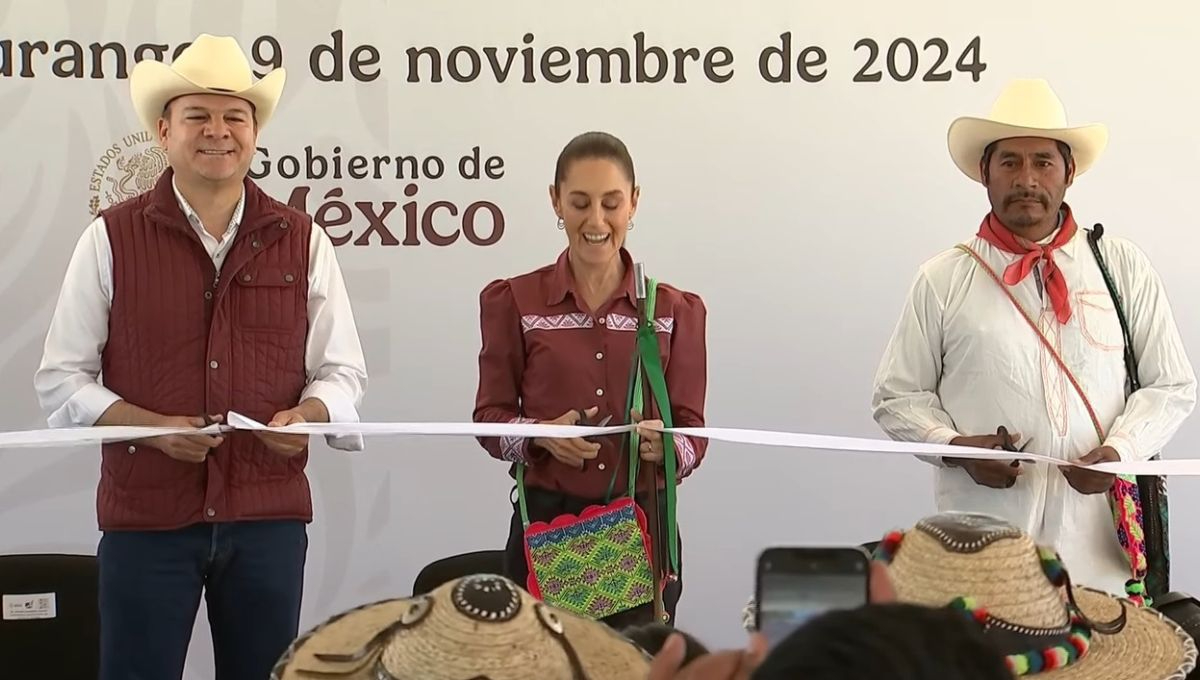 La Presidenta de México en el corte del listón de la inauguración del camino artesanal Pata de Gallo-Santiago Teneraca La Presidenta de México en el corte del listón de la inauguración del camino artesanal Pata de Gallo-Santiago Teneraca
