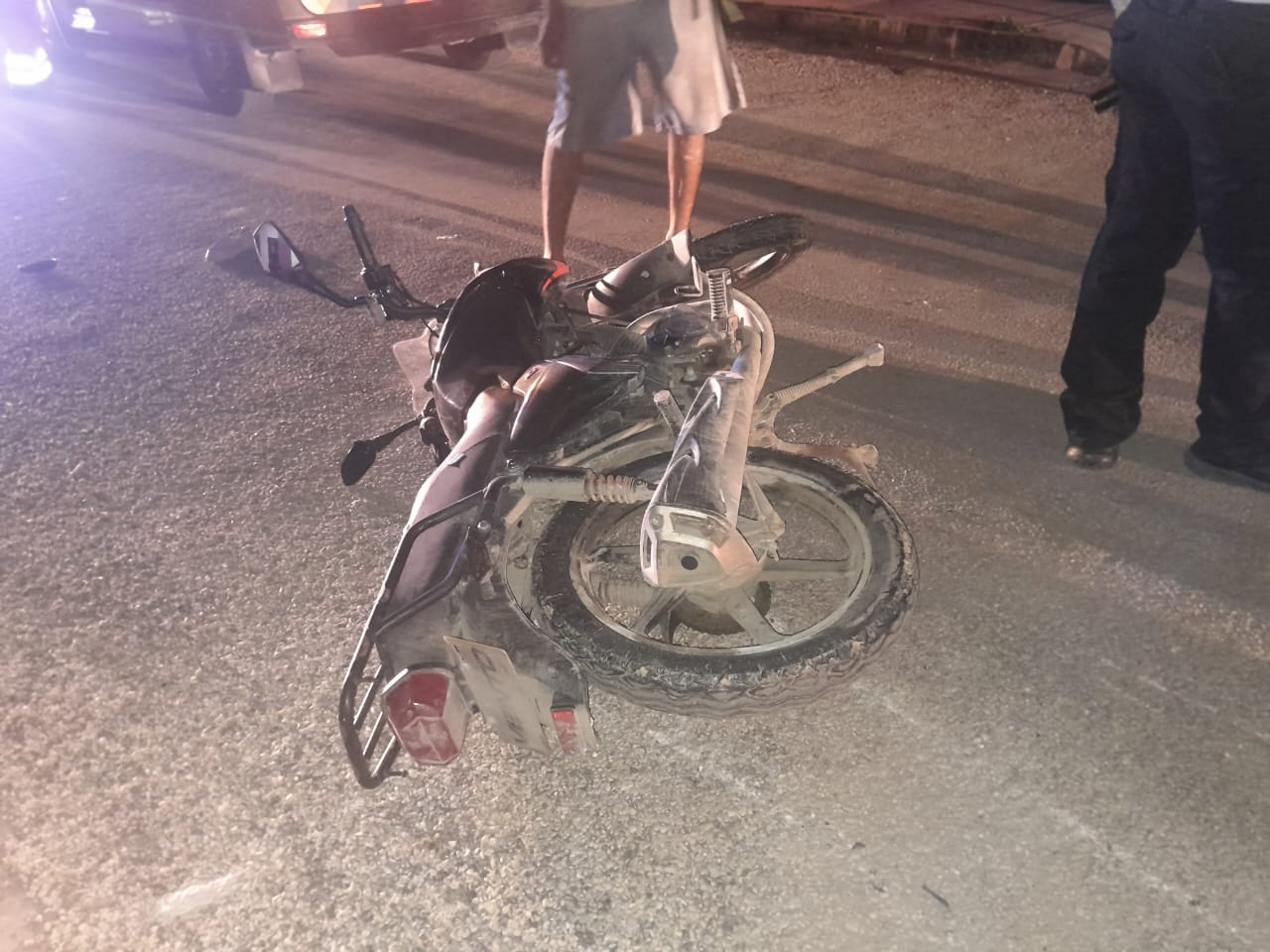 Padre e hijo resultaron lesionados al chocar su motocicleta contra banqueta / Especial Padre e hijo resultaron lesionados al chocar su motocicleta contra banqueta / Especial