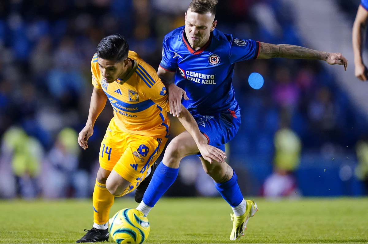 Cruz Azul empata a Tigres de último minuto, llega a 42 puntos y hace historia 