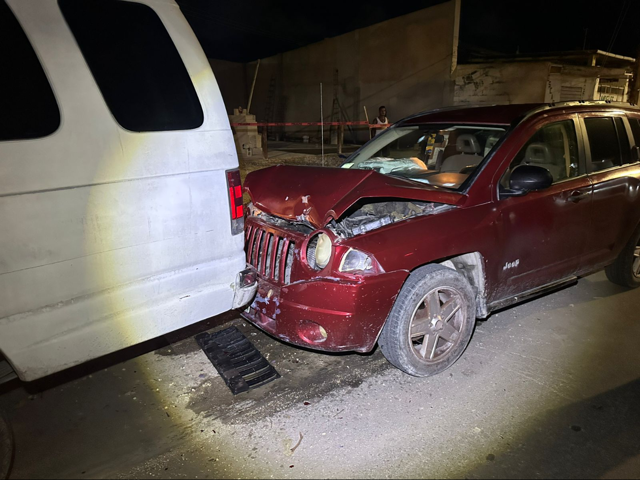 Un hombre de la tercera edad provocó un accidente al dormirse y chocar contra una camioneta estacionada Un hombre de la tercera edad provocó un accidente al dormirse y chocar contra una camioneta estacionada