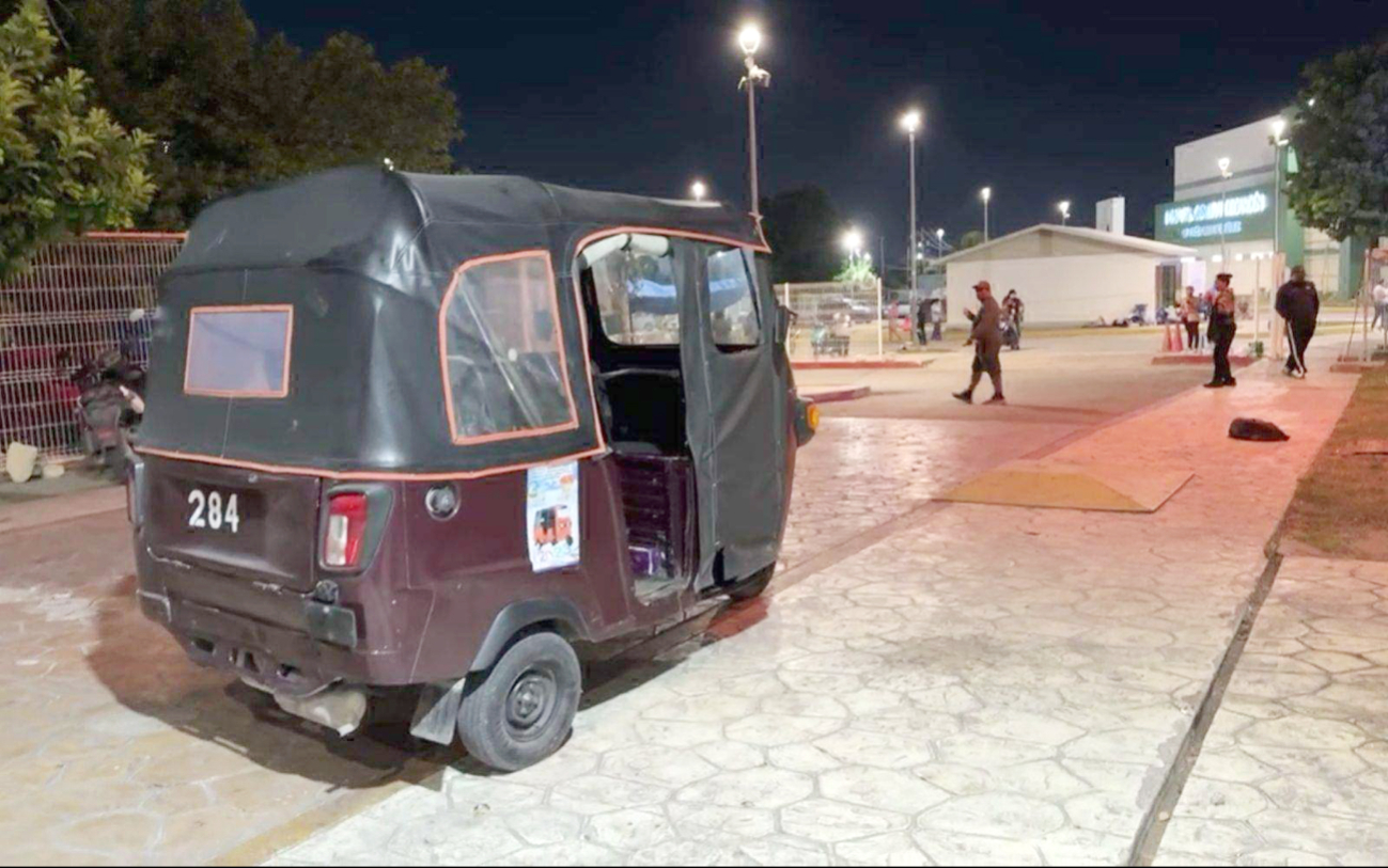 Joven es baleado por sujetos afuera de un minisuper en Cancún