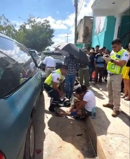 El conductor al impactar una de las camionetas, esta salió disparada, logrando golpear a las mujeres El conductor al impactar una de las camionetas, esta salió disparada, logrando golpear a las mujeres
