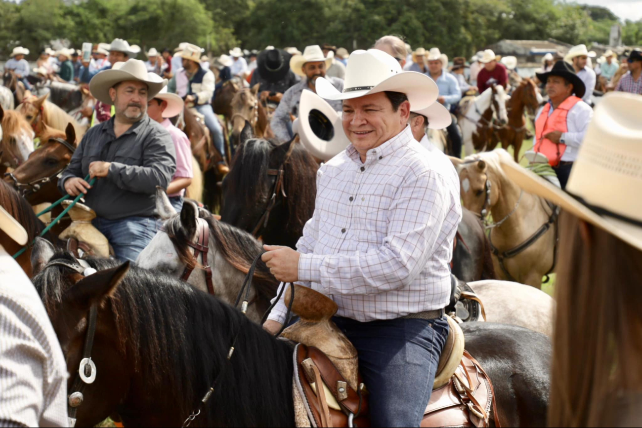 Joaquín Díaz Mena encabeza cabalgata por los 50 años de la Feria Yucatán Xmatkuil