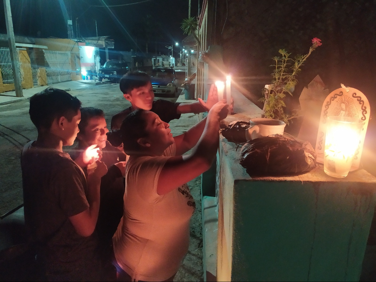 Familias efectúan rezos, instalan altares y colocan velas para iluminar el camino de las ánimas Familias efectúan rezos, instalan altares y colocan velas para iluminar el camino de las ánimas