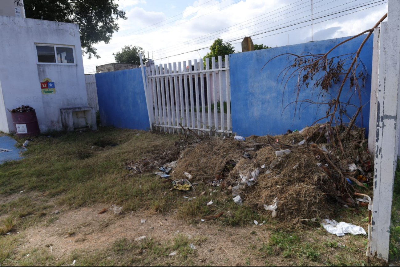 Denuncian abandono y estado deplorable de la Cancha 8 de octubre Chetumal
