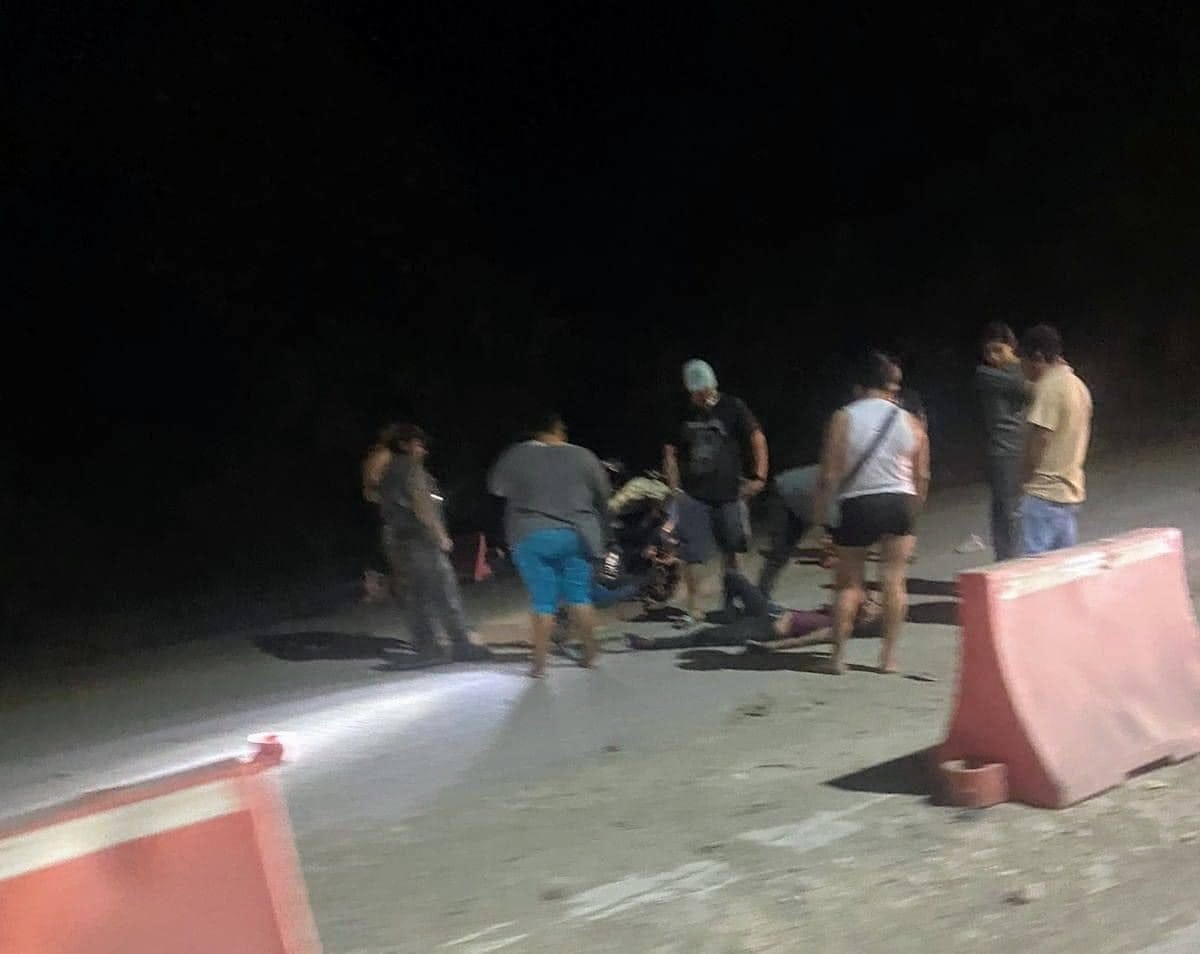 La mujer viajaba en su motocicleta cuando derrapó de la unidad cayendo al pavimento La mujer viajaba en su motocicleta cuando derrapó de la unidad cayendo al pavimento