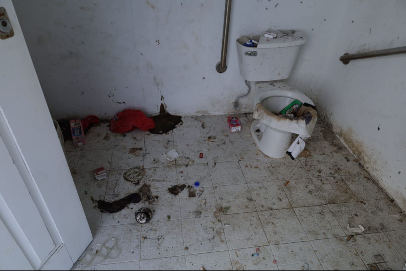 Los baños se encuentran sucios, llenos de residuos humanos y basura Los baños se encuentran sucios, llenos de residuos humanos y basura