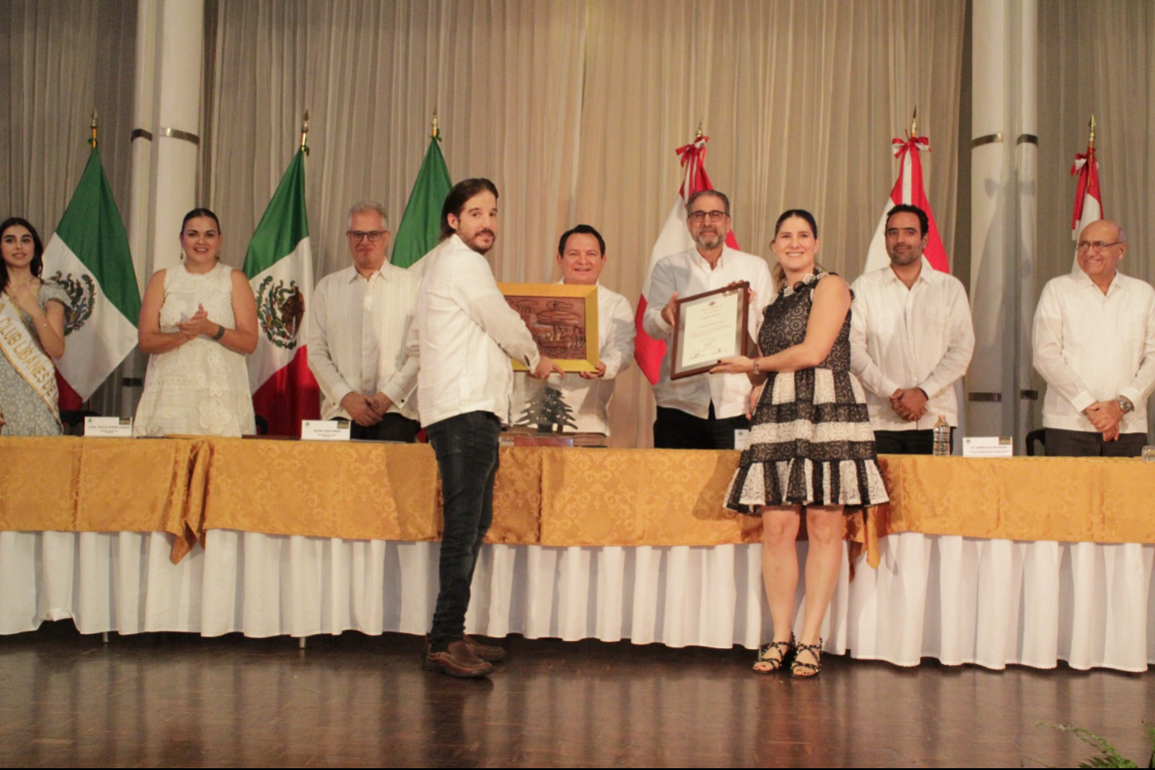 Joaquín Díaz Mena asiste a la entrega de premios del Club Libanés de Mérida