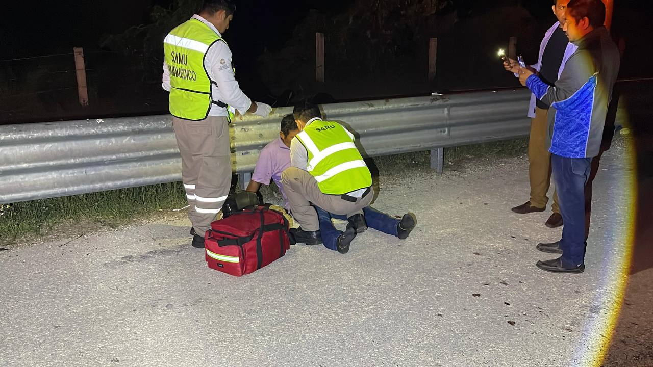 Accidente en periférico de Campeche deja motocicleta destruida y conductor herido