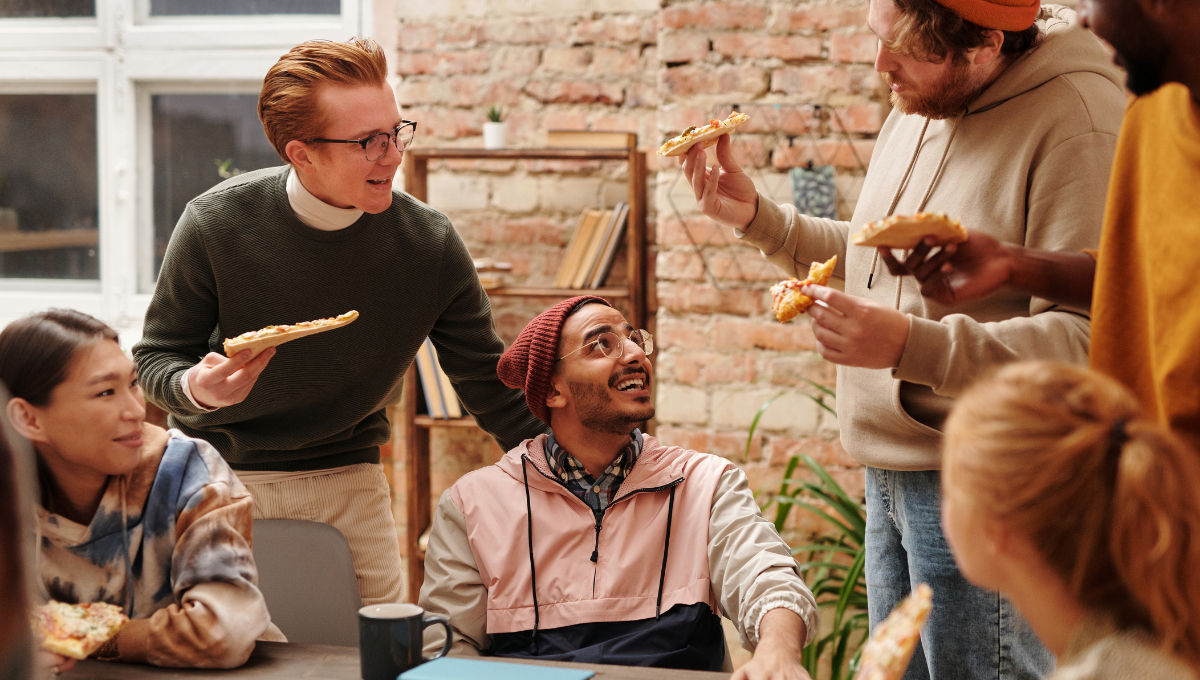 El ambiente social y las emociones asociadas a las festividades aumentan la presión para comer en exceso El ambiente social y las emociones asociadas a las festividades aumentan la presión para comer en exceso