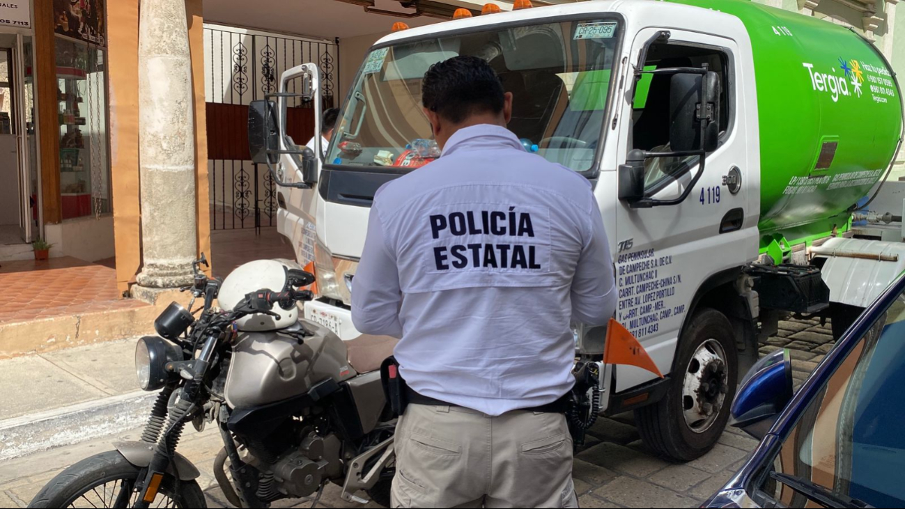 Choque genera cierre de calles en Campeche; los involucrados se negaron a moverse