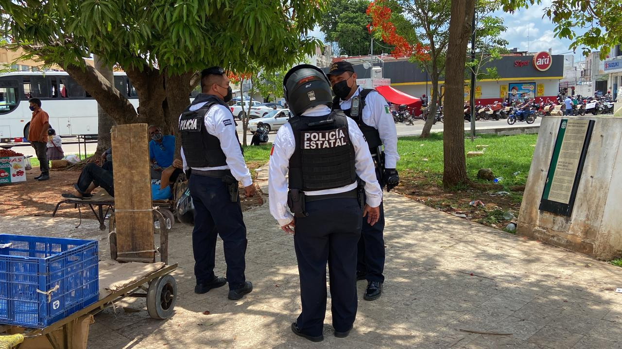 El sospechoso, de aproximadamente 24 años, intentó huir al ver a los policías, pero fue detenido por agentes estatales motorizados e inspectores El sospechoso, de aproximadamente 24 años, intentó huir al ver a los policías, pero fue detenido por agentes estatales motorizados e inspectores