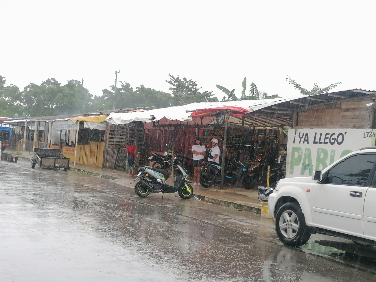 La lluvia duró aproximadamente una hora, impidiendo a algunas personas continuar con sus actividades La lluvia duró aproximadamente una hora, impidiendo a algunas personas continuar con sus actividades
