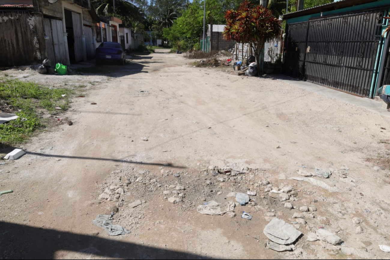 Las calles en la colonia carecen de pavimentación. Las calles en la colonia carecen de pavimentación.