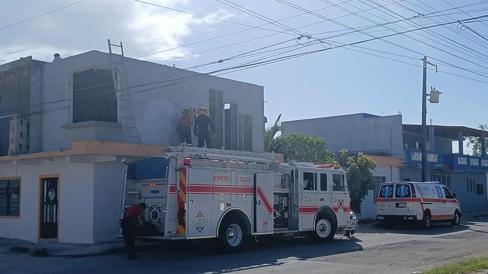 Vecinos reportaron de forma inmediata al ver caer al hombre por la descarga eléctrica Vecinos reportaron de forma inmediata al ver caer al hombre por la descarga eléctrica