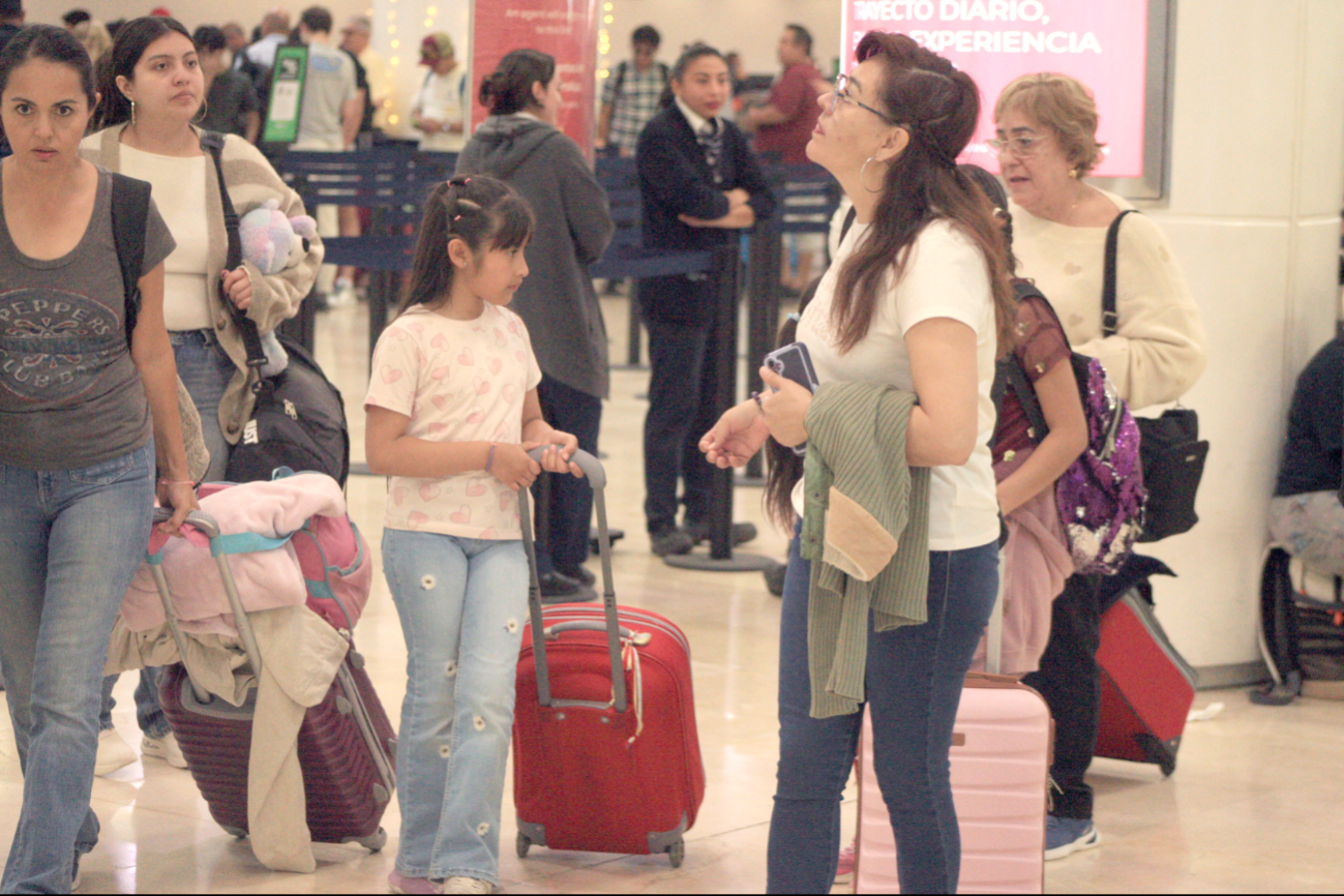 Cada día hay más gente en la terminal aérea, ante la cercanía de las fiestas de Nochebuena y Año Nuevo. Cada día hay más gente en la terminal aérea, ante la cercanía de las fiestas de Nochebuena y Año Nuevo.