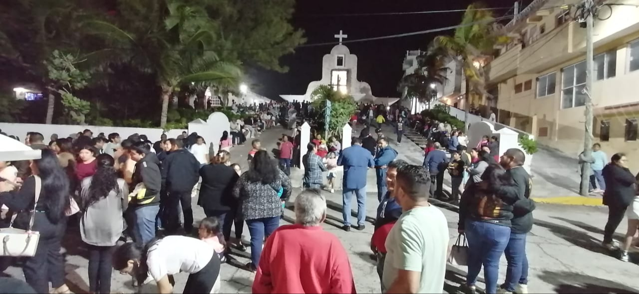 Cientos de feligreses atendieron al sitio para la homilía. Cientos de feligreses atendieron al sitio para la homilía.