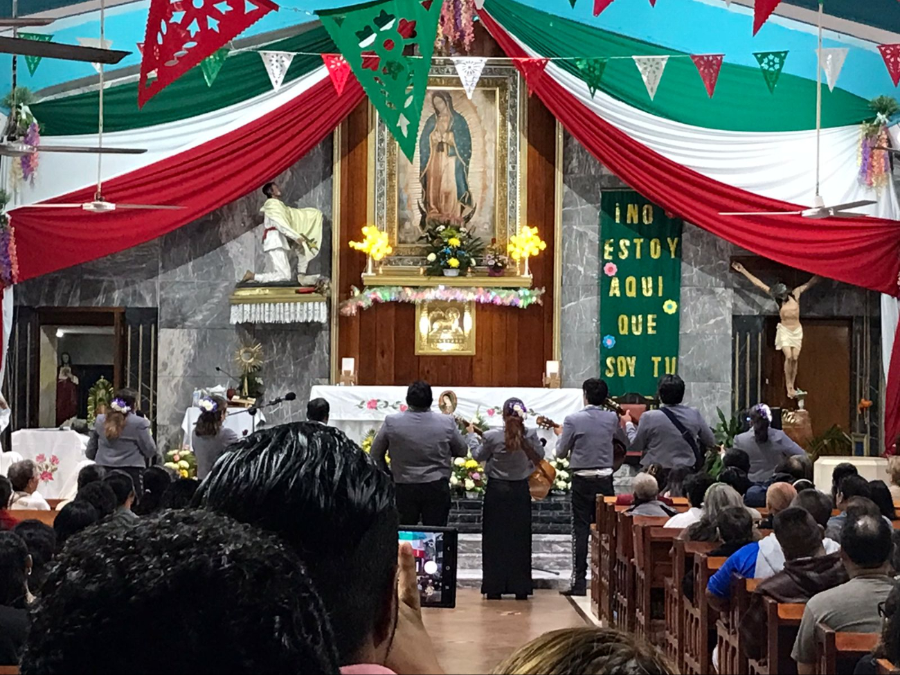 Fieles se congregan para cantar las mañanitas a la Virgen de Guadalupe