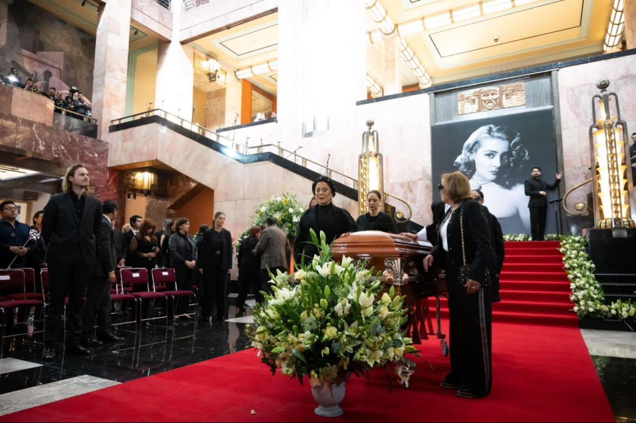 Durante el homenaje de Silvia Pinal en Bellas Artes Durante el homenaje de Silvia Pinal en Bellas Artes