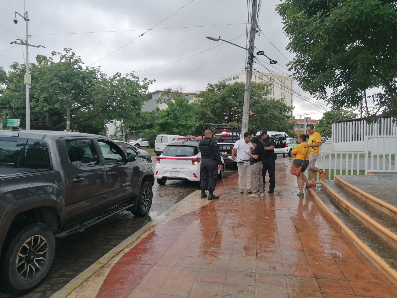 Lluvias y pavimento húmedo provocan derrape  de vehículos y carambola en Cancún